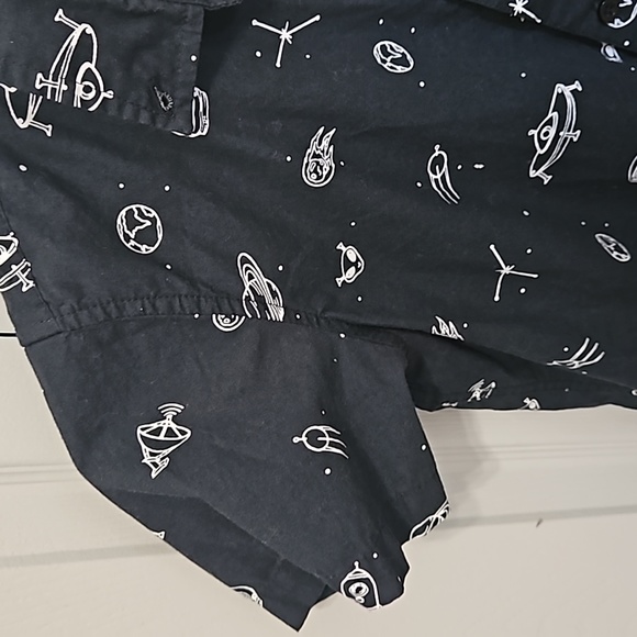 Boys short sleeve button down- Space themed. Size Small - Picture 4 of 7